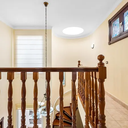 8 With Pool And Terrace Βίλα